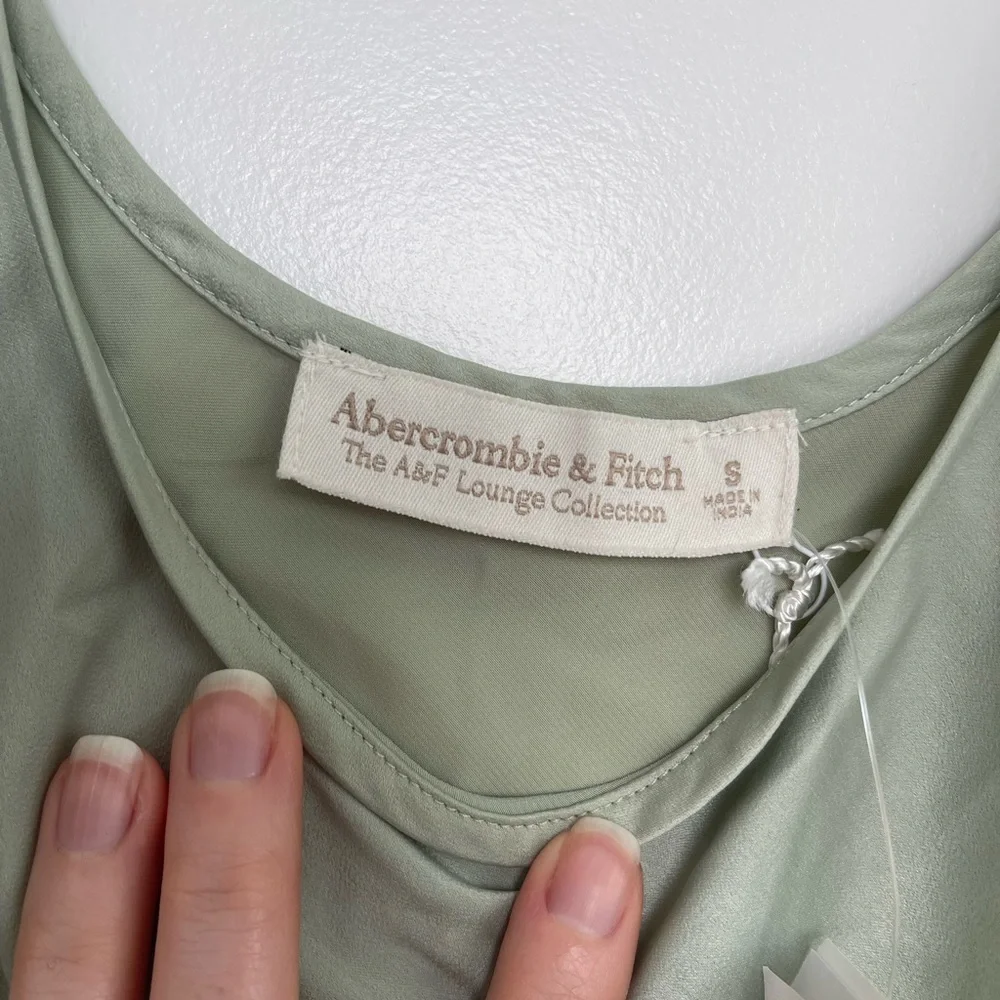 New with tags Abercrombie Green Women's Tank Top - Picture 3 of 4